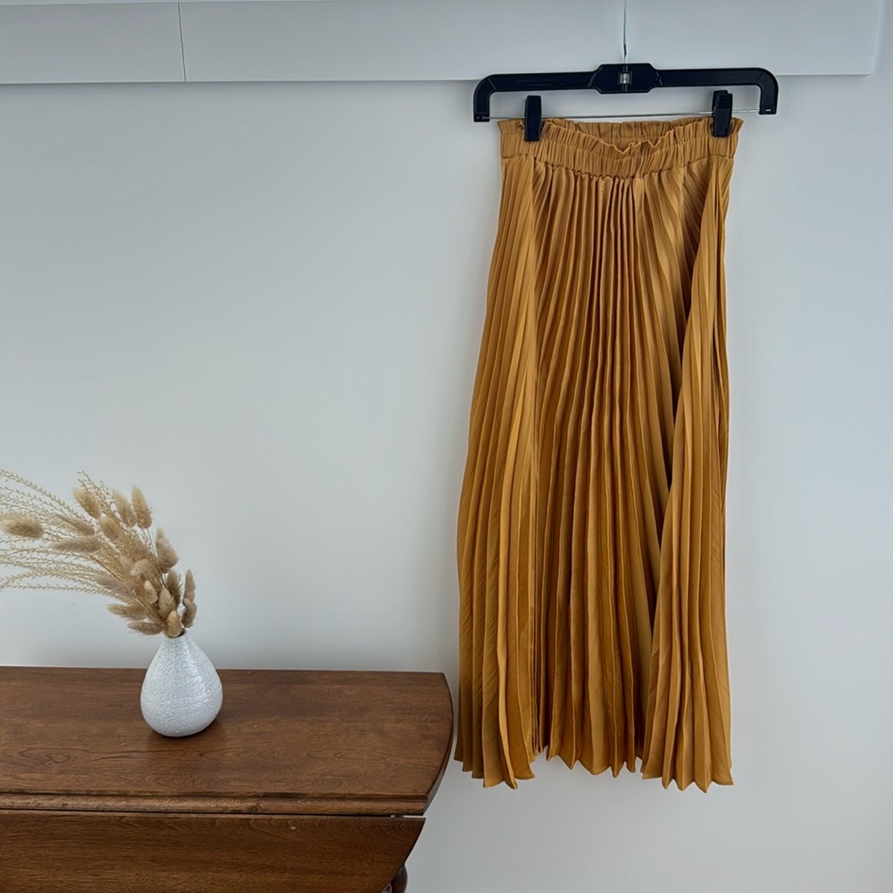 Lulu’s pleated satin maxi skirt in goldenrod, XS